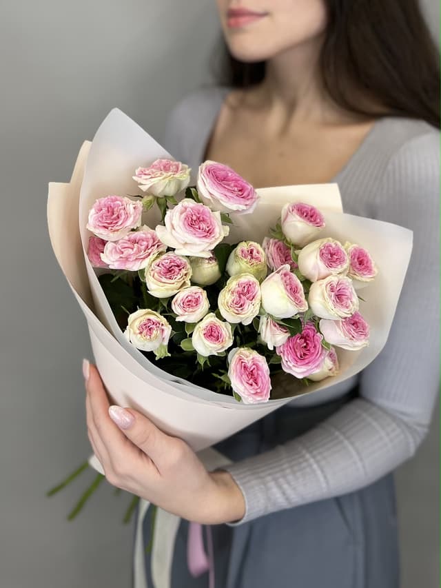 Нежный букет из 5 кустовых пионовидных роз "Gelato" S Нежный букет из 5 кустовых пионовидных роз "Gelato" S