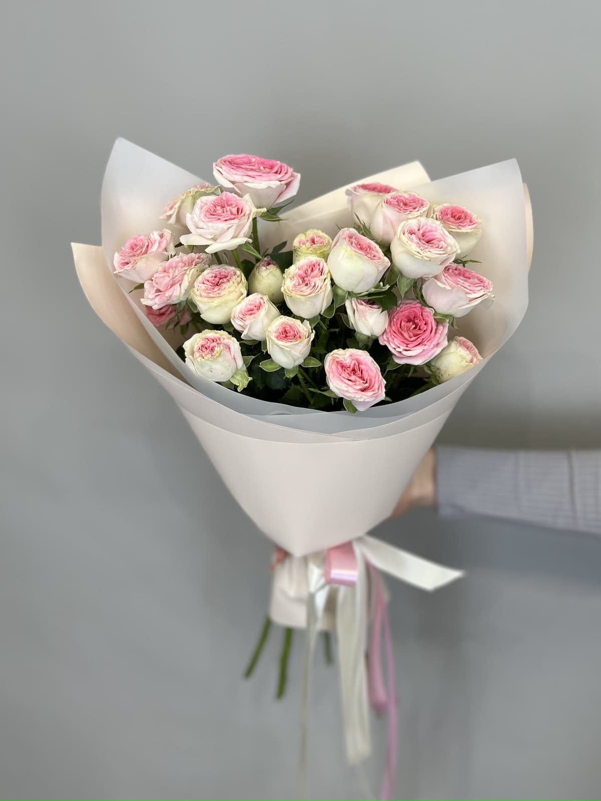 Нежный букет из 5 кустовых пионовидных роз "Gelato" S