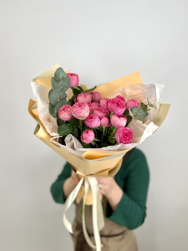 Мини букет из 5 пионовидных кустовых роз Giselle с эвкалиптом Мини букет из 5 пионовидных кустовых роз Giselle с эвкалиптом