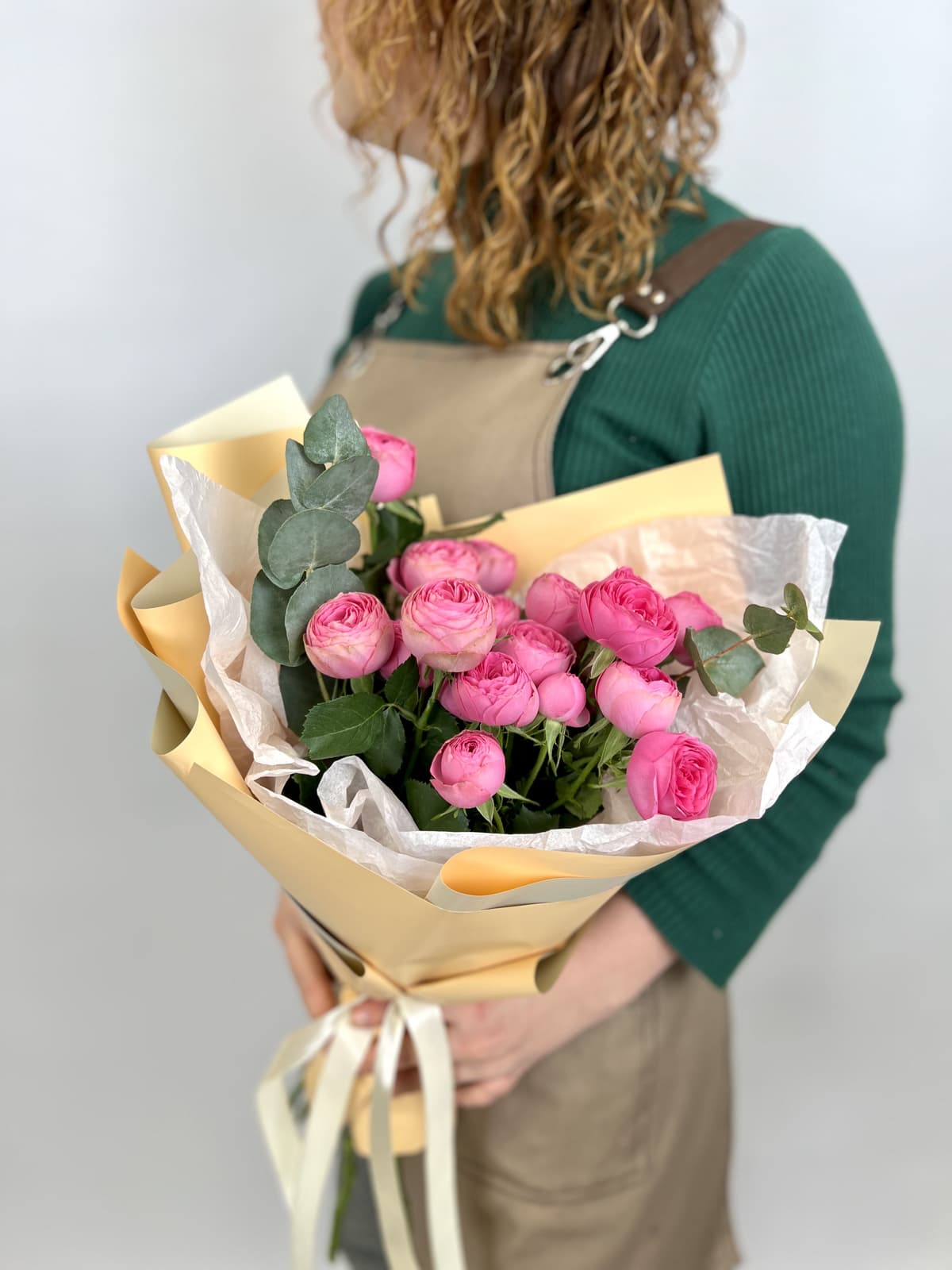 Мини букет из 5 пионовидных кустовых роз «Жизель» с эвкалиптом