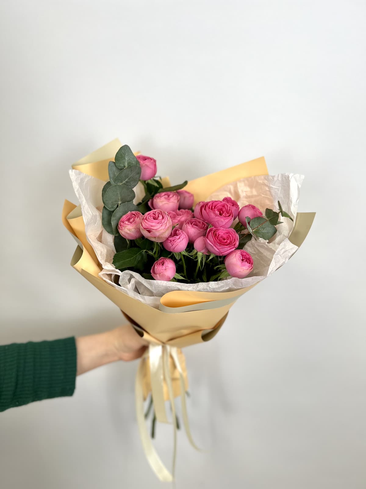 Мини букет из 5 пионовидных кустовых роз «Жизель» с эвкалиптом