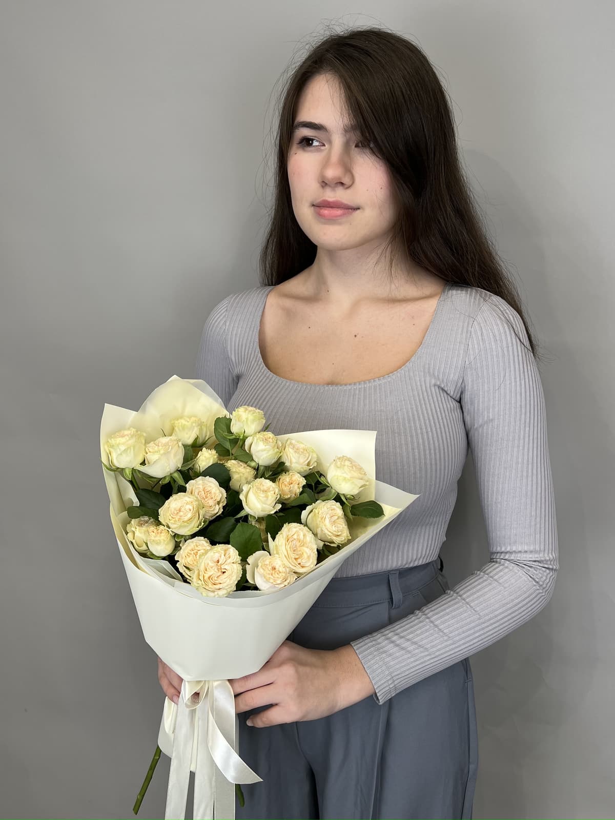 Красочный букет из 5 кустовых пионовидных роз "Summer rose" S