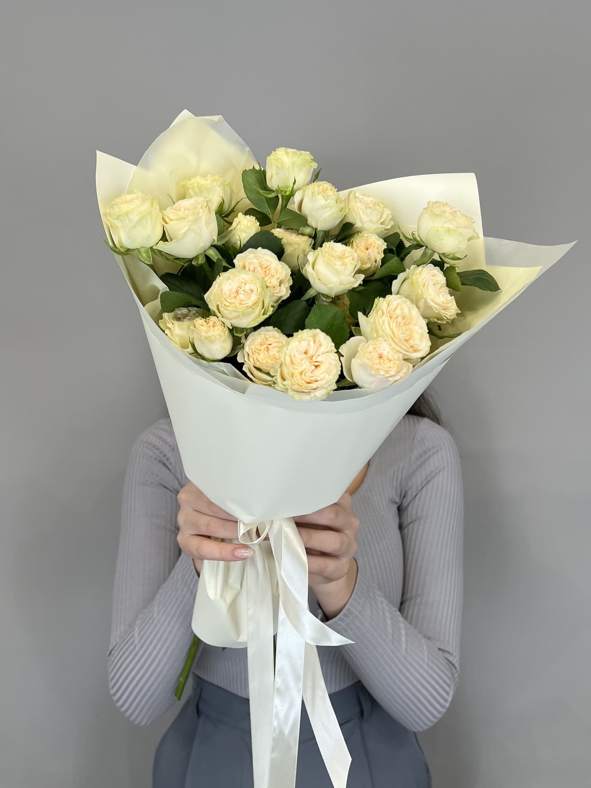 Красочный букет из 5 кустовых пионовидных роз "Летняя роза" (5)