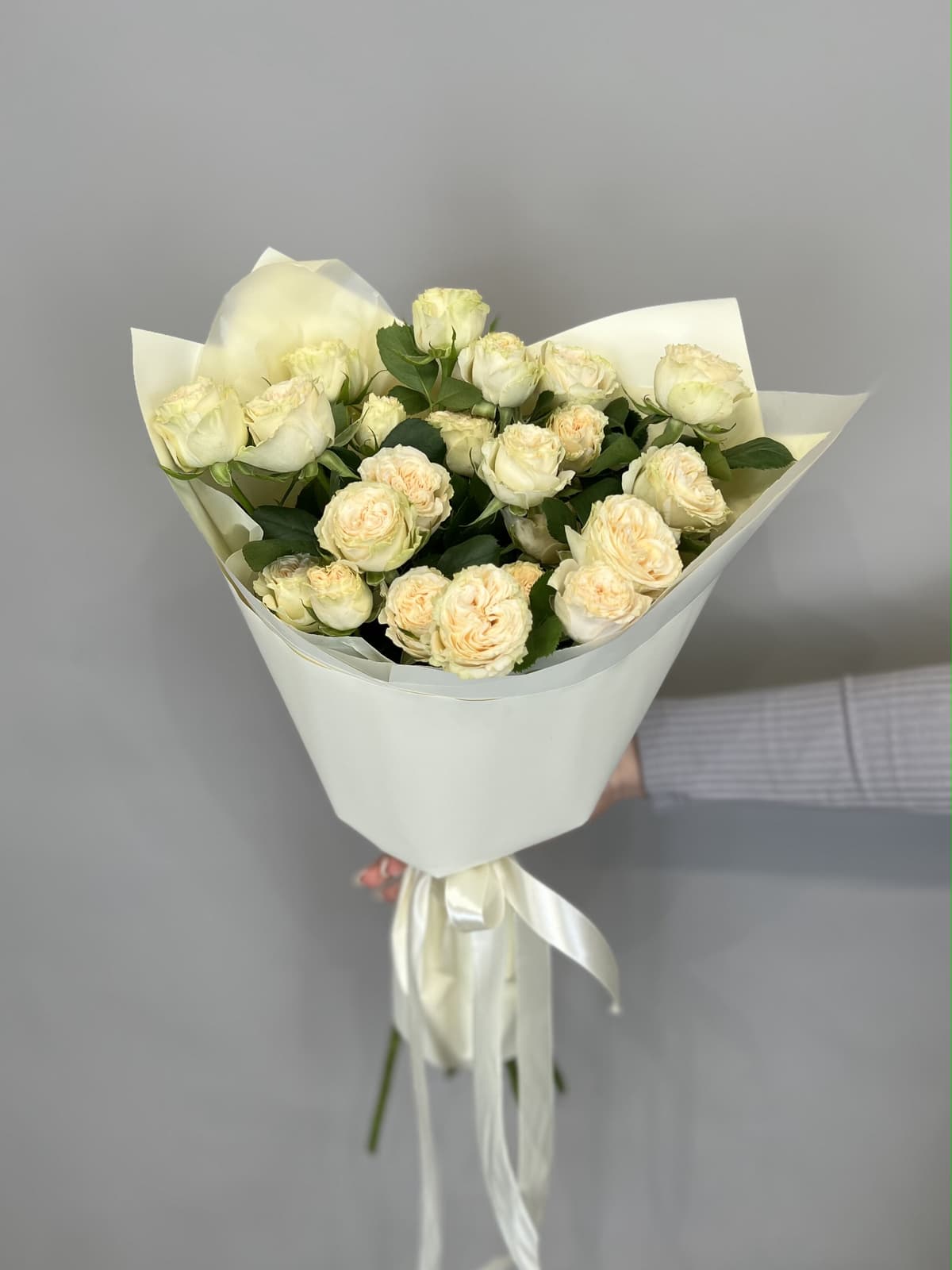 Красочный букет из 5 кустовых пионовидных роз "Летняя роза" (5)