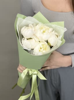 Стильный букет из 5 пионов Duchesse de Nemo