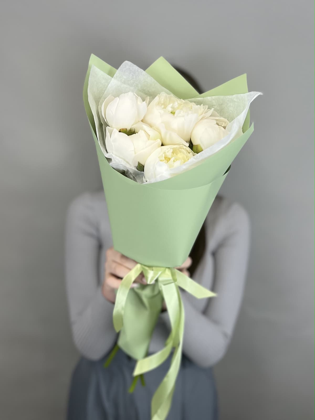 Стильный букет из 5 пионов Duchesse de Nemo