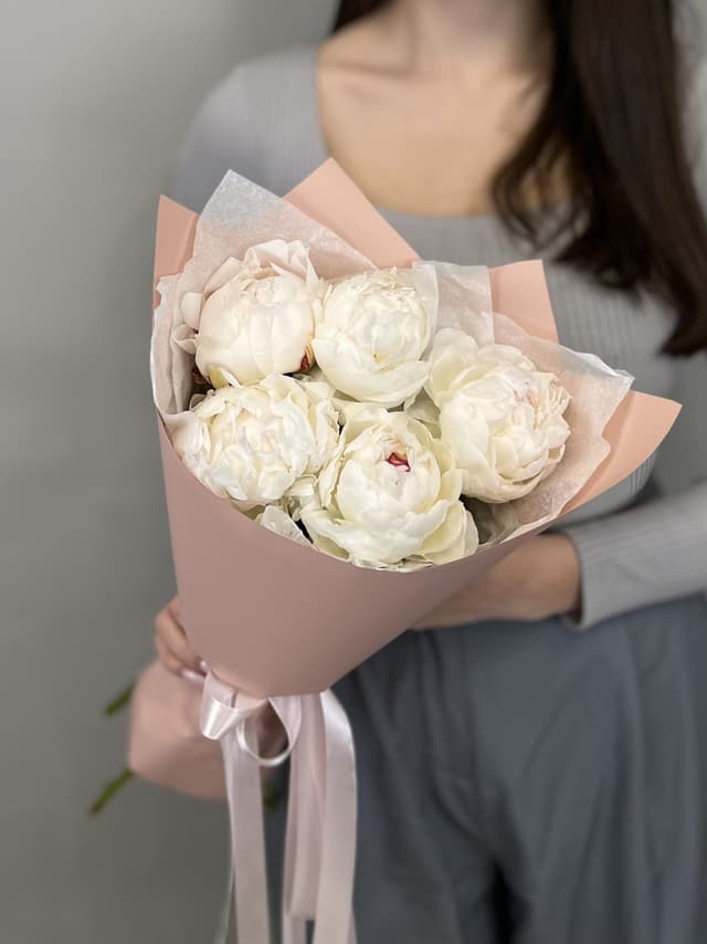 Стильный букет из 5 пионов Odile Стильный букет из 5 пионов Odile