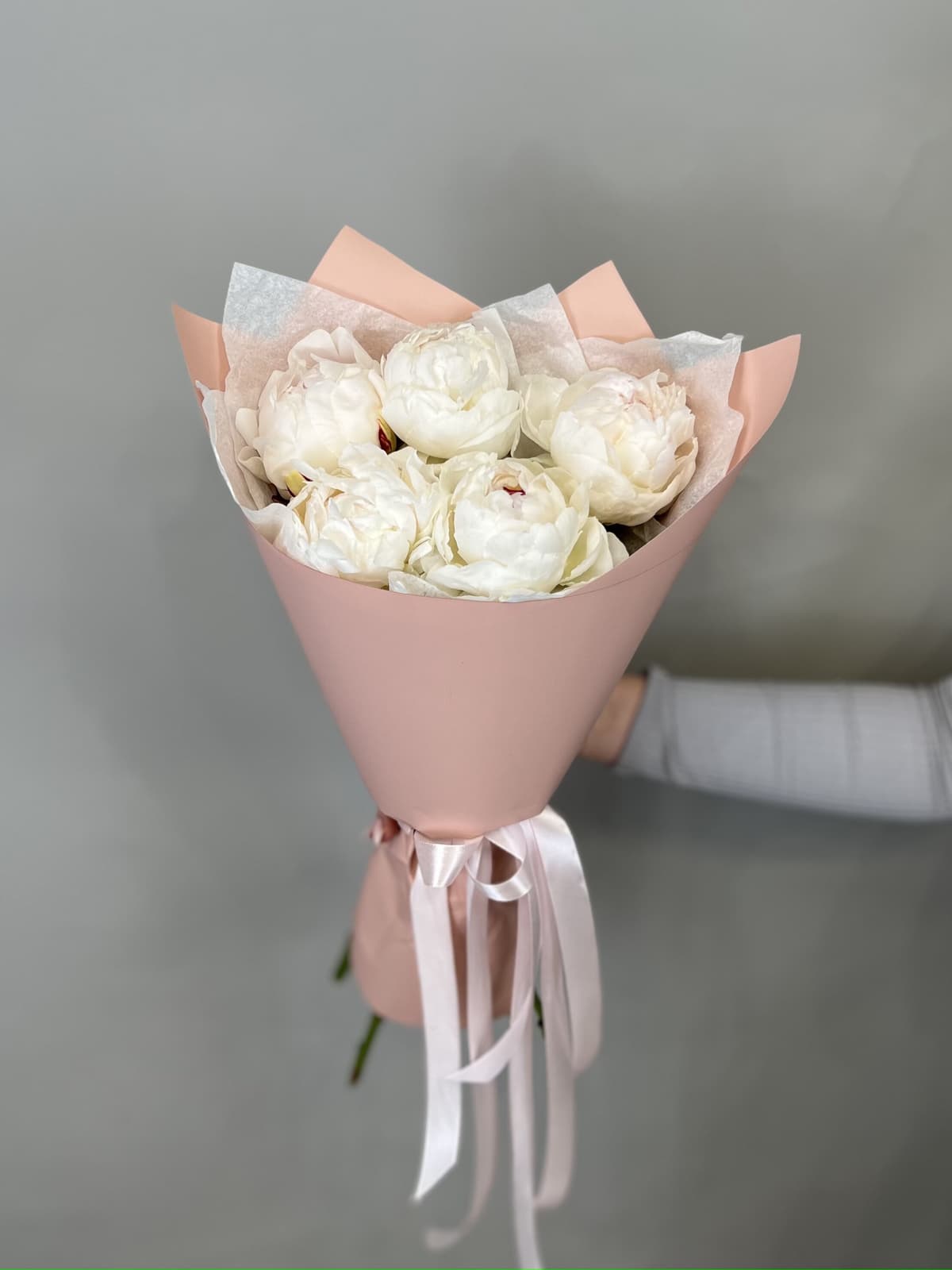 Стильный букет из 5 пионов "Одиль"
