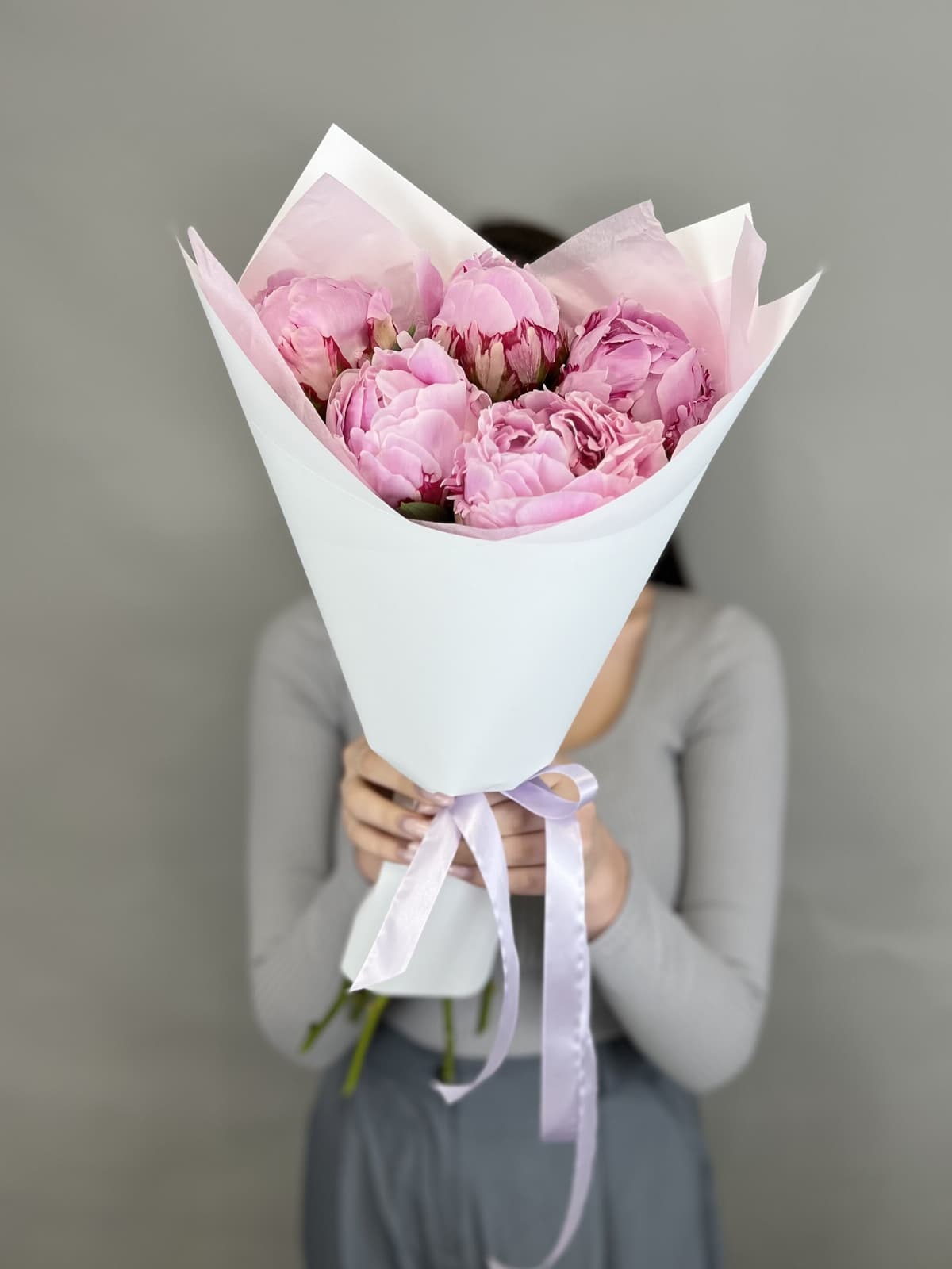 Красочный букет из 5 Пионов "Sara Bernard”