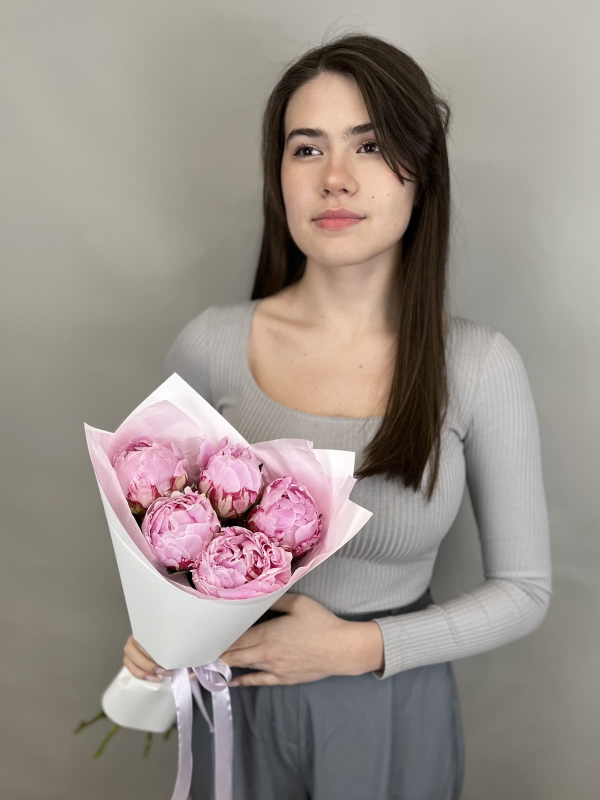 Красочный букет из 5 Пионов "Sara Bernard”