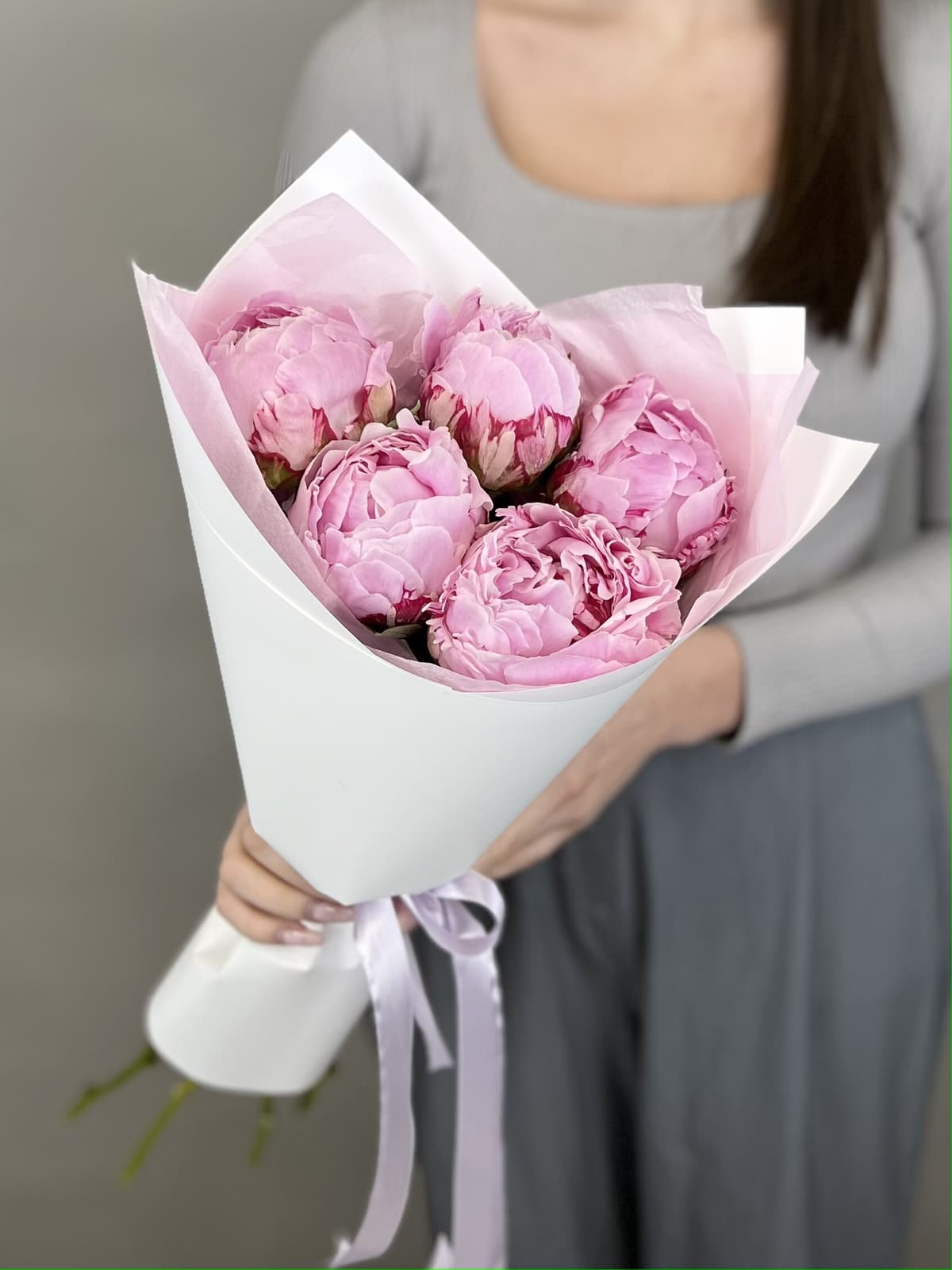 Красочный букет из 5 Пионов "Сара Бернар”