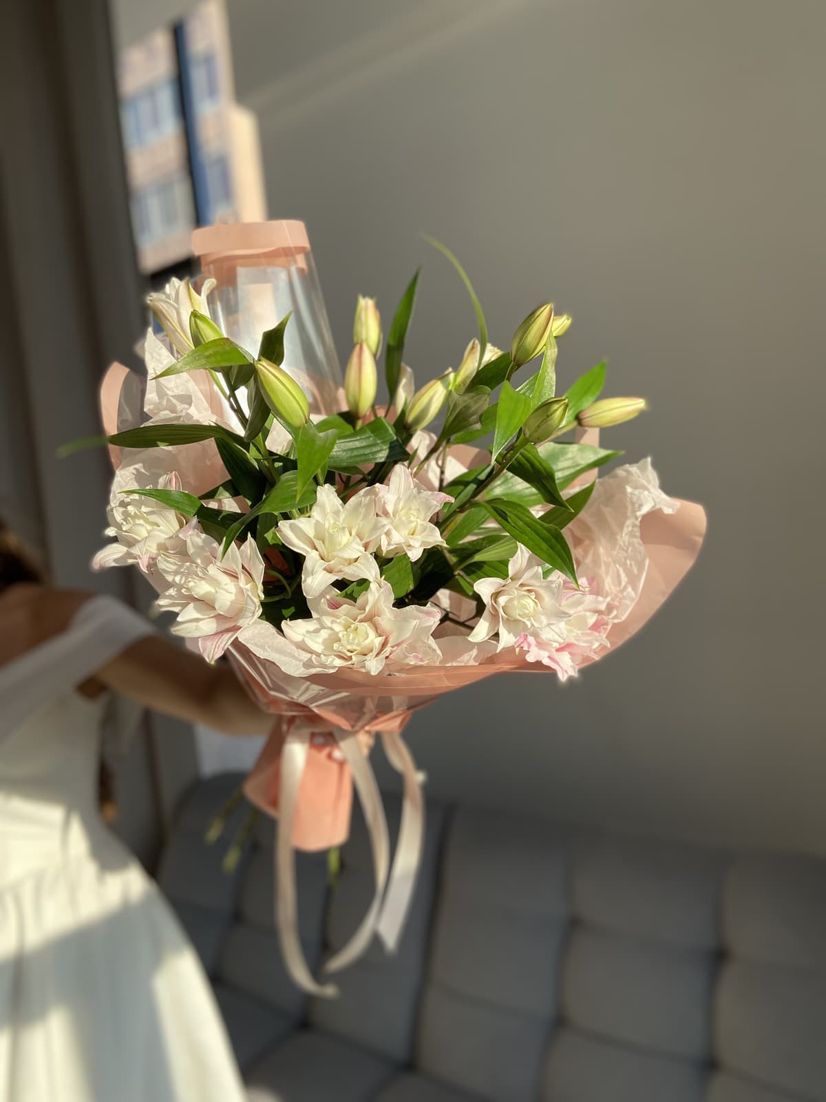 Красочный букет из 5 Пионовидных Лилий в матовой упаковке