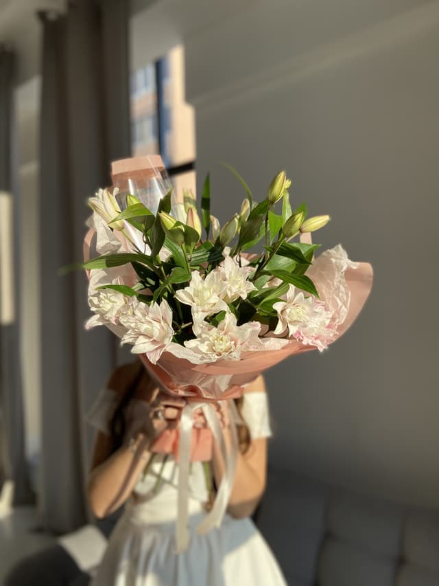 Красочный букет из 5 Пионовидных Лилий в матовой упаковке Красочный букет из 5 Пионовидных Лилий в матовой упаковке