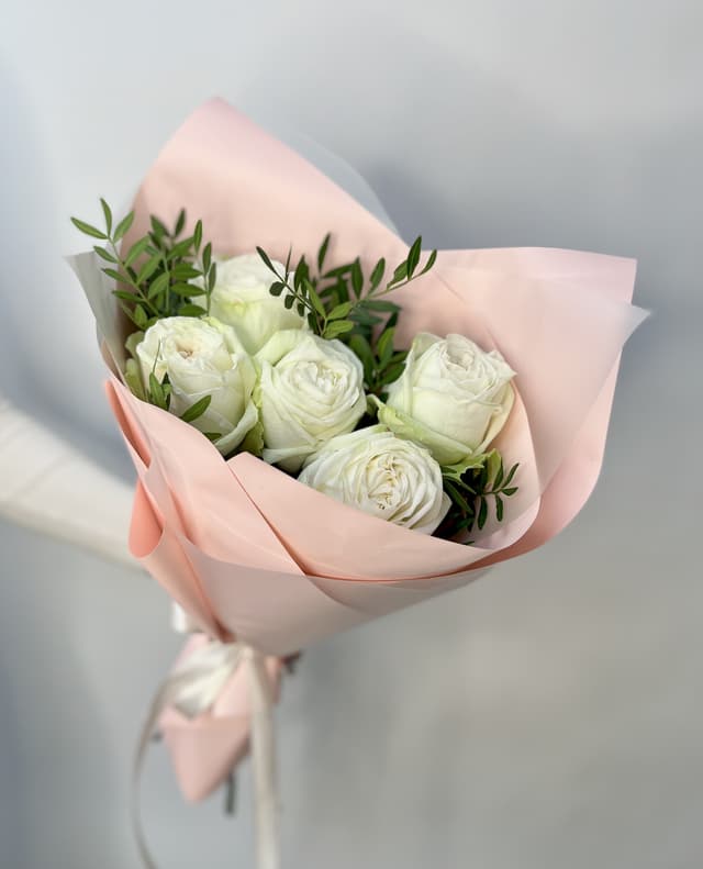 Букет из 5 Пионовидных Роз white O’Hara Букет из 5 Пионовидных Роз white O’Hara