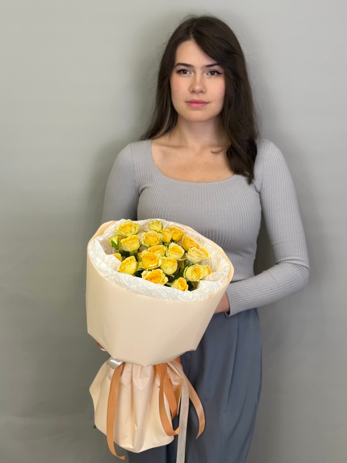 Букет из 5 желтых кустовых роз