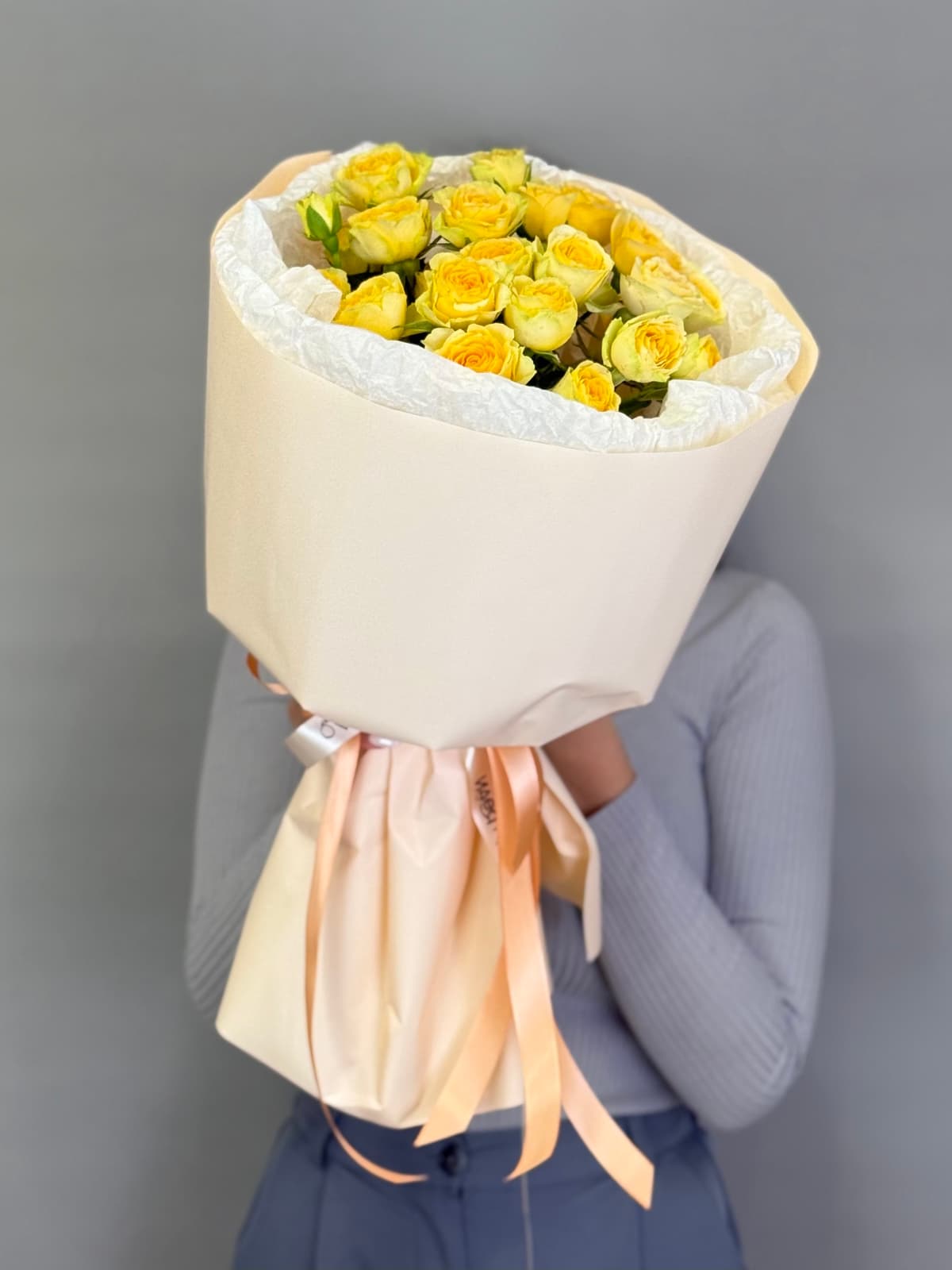 Букет из 5 желтых кустовых роз