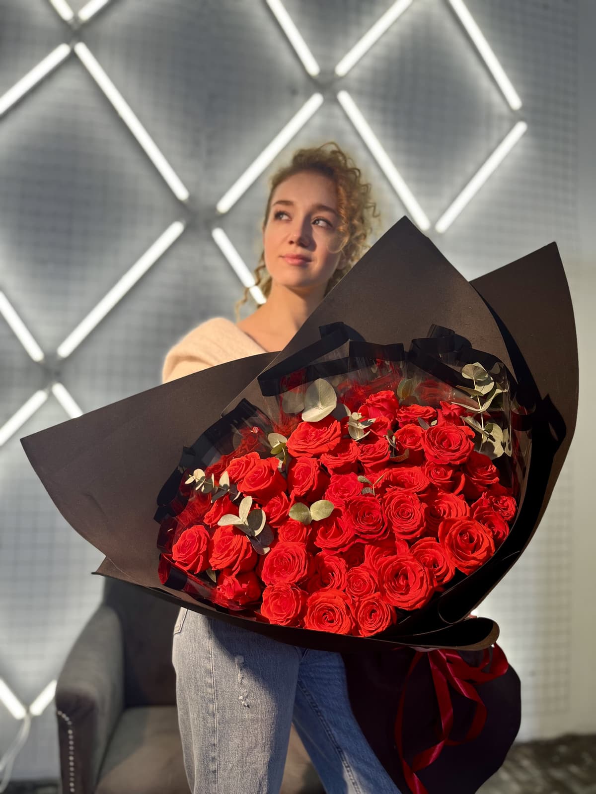 Роскошный букет из 51 Алой Розы с Эвкалиптом в фоамиране