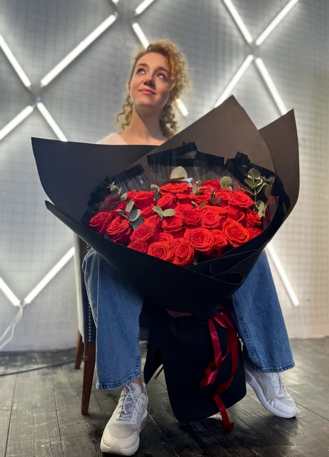 Роскошный букет из 51 Алой Розы с Эвкалиптом в фоамиране Роскошный букет из 51 Алой Розы с Эвкалиптом в фоамиране