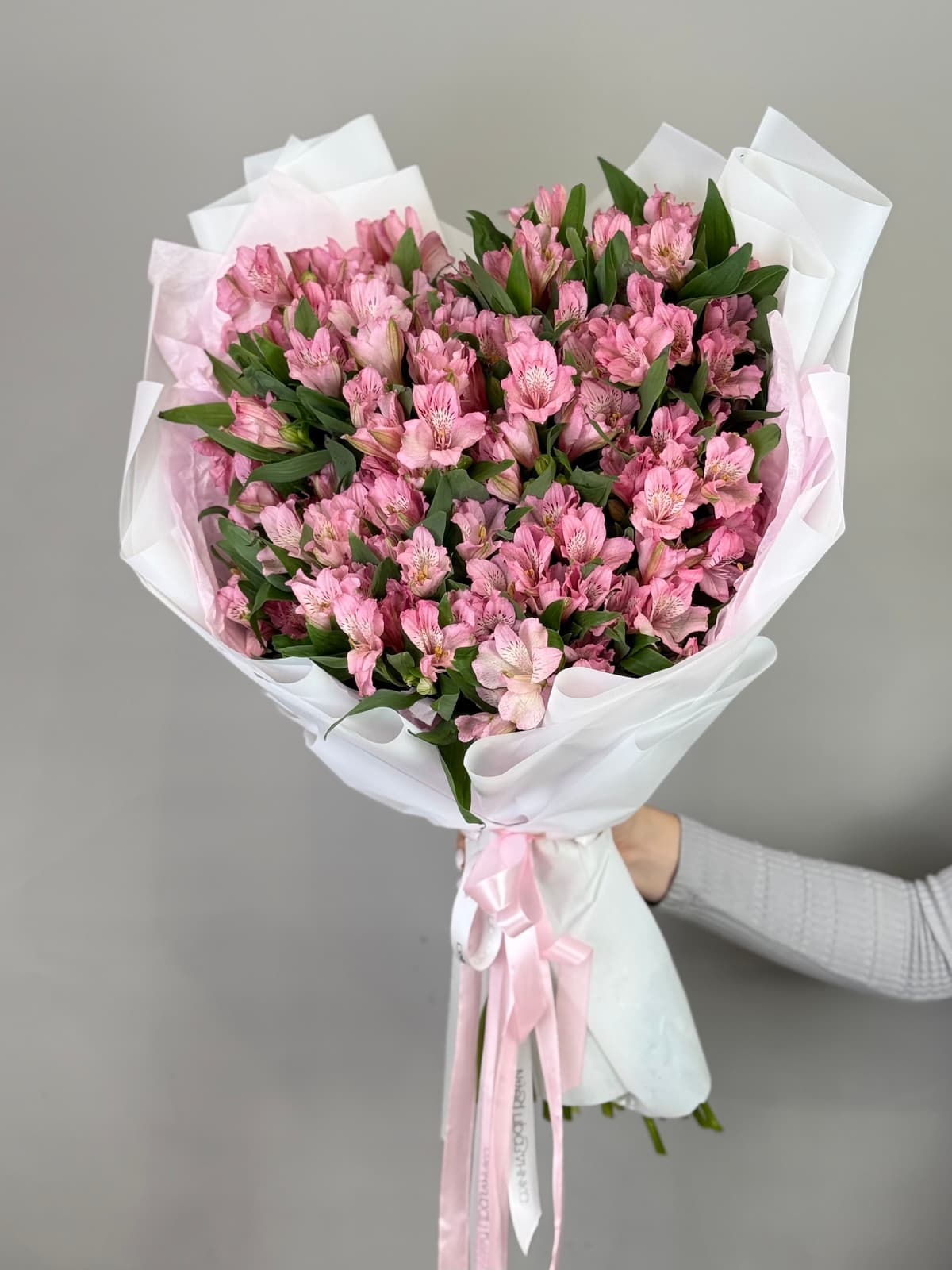 Прекрасный букет из 51 альстромерий "Примадонна"