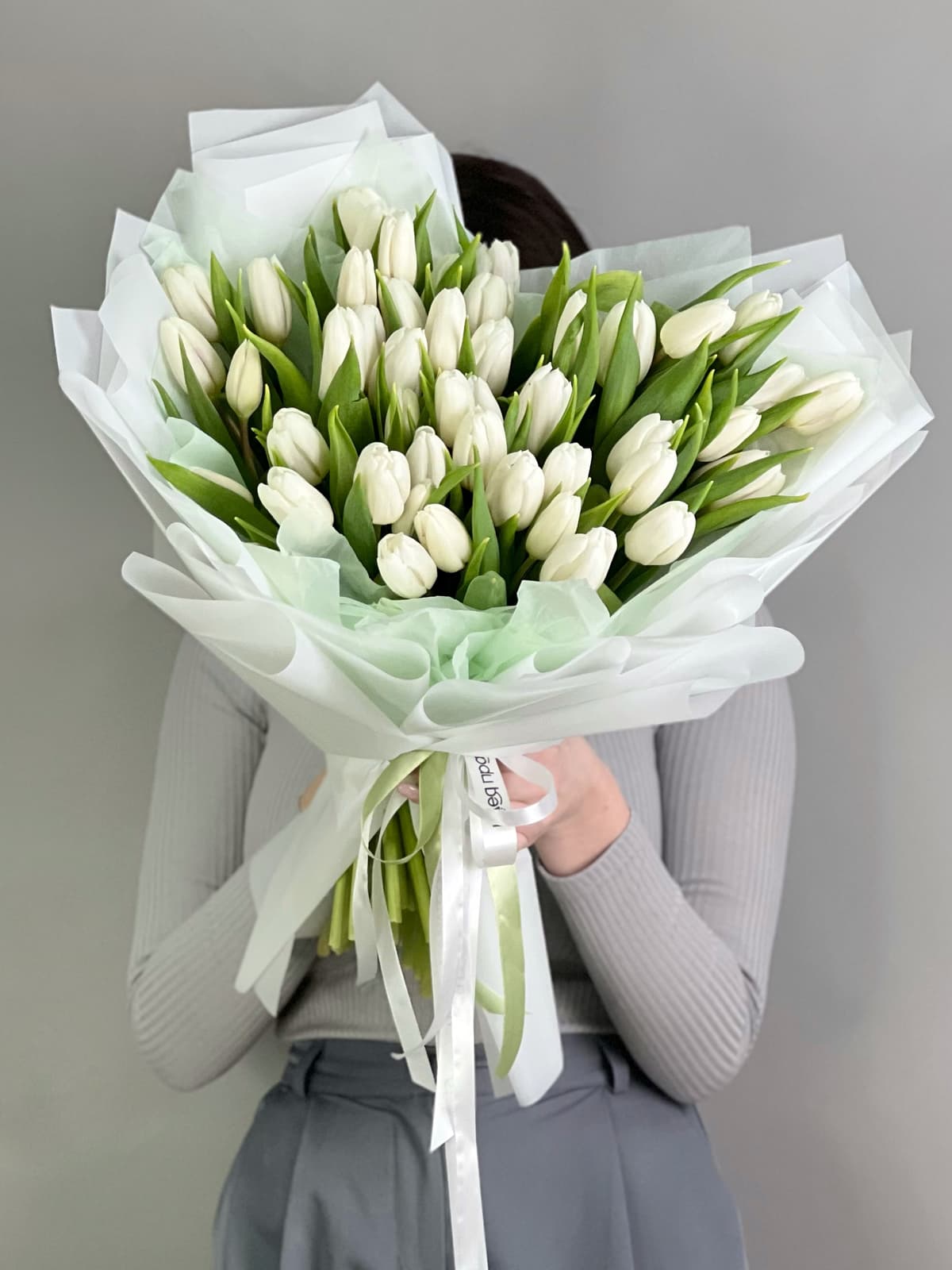 Букет из 51 белого тюльпана в фирменной упаковке