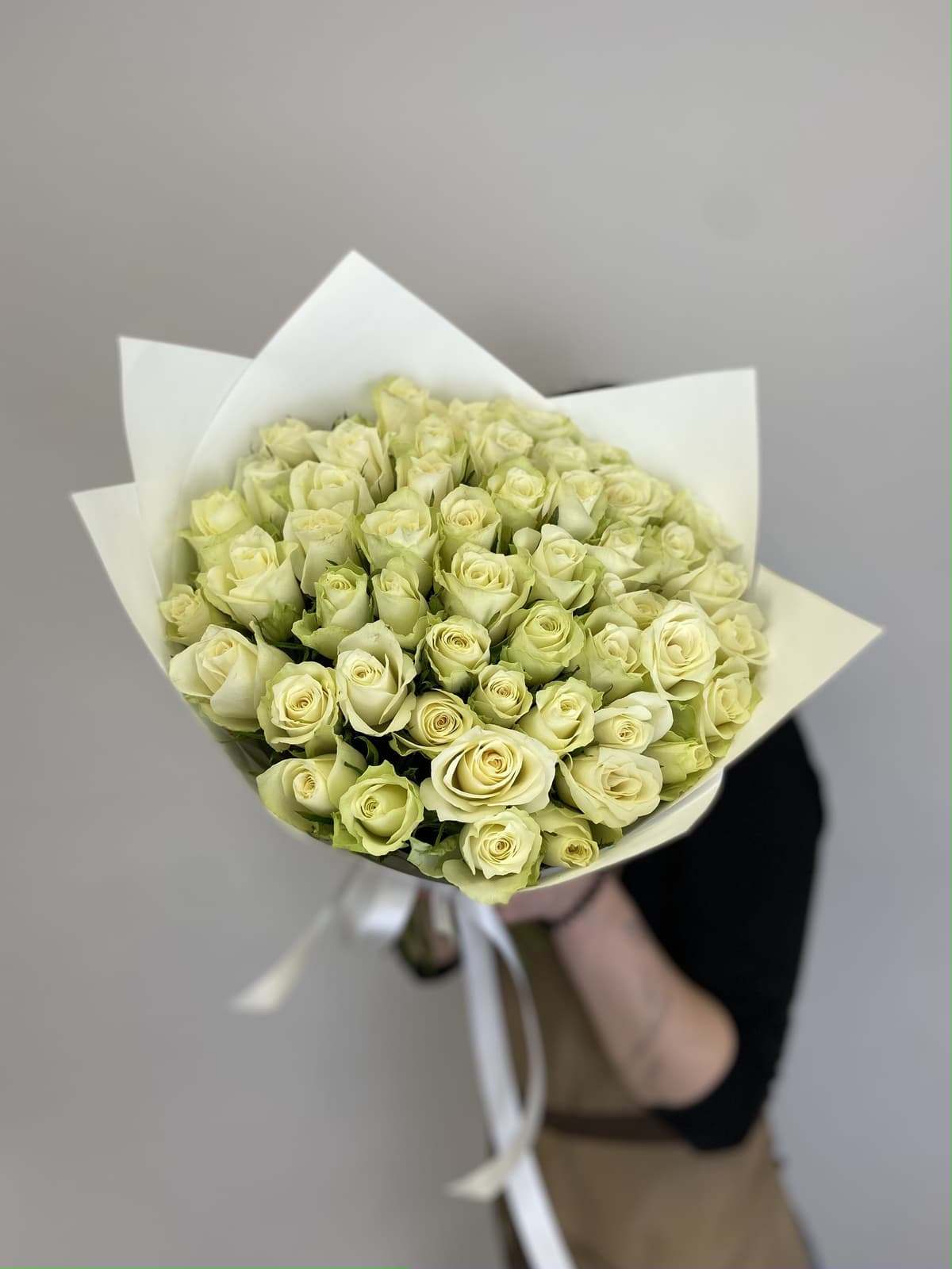 Классический букет из 51 белой розы Кения 35-40см в матовом оформлении