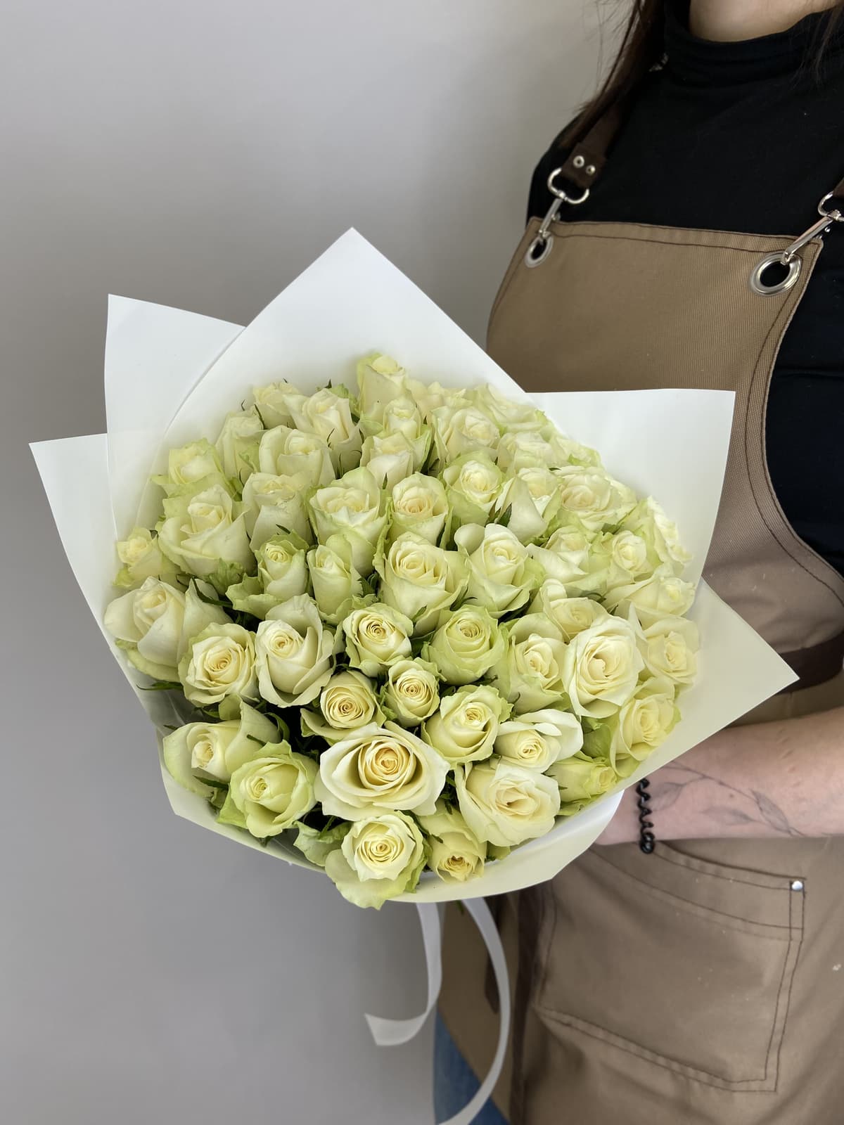 Классический букет из 51 белой розы Кения 35-40см в матовом оформлении