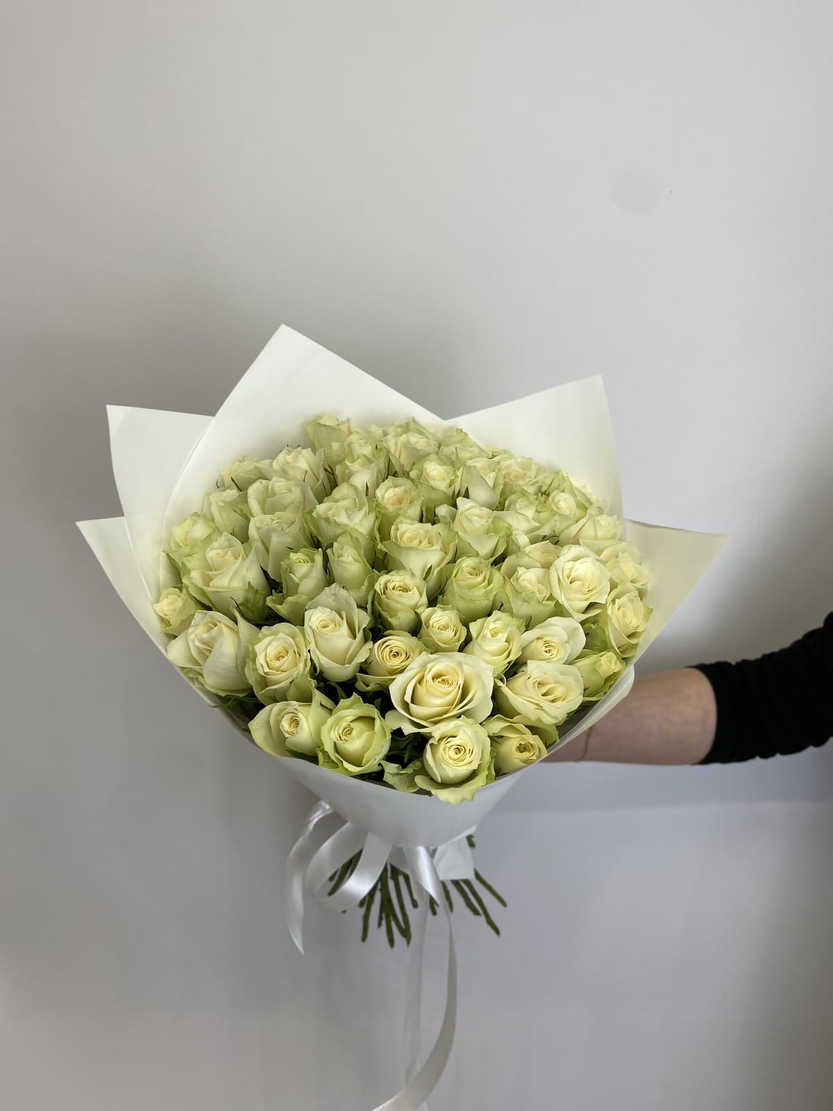 Классический букет из 51 белой розы Кения 35-40см в матовом оформлении