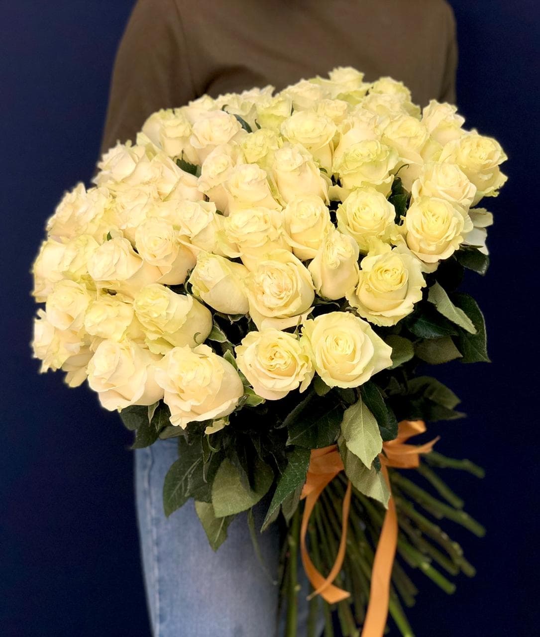 Цветочный букет из 51 белых роз 70 см