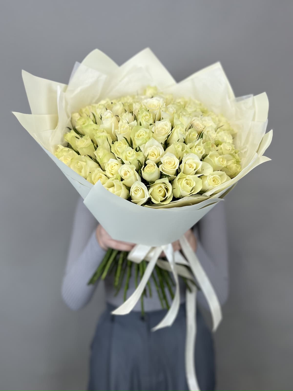 Весенний букет из 51 белых роз Кения 35-40 см в матовой бумаге