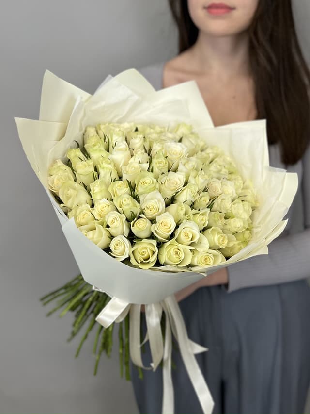 Весенний букет из 51 белых роз Кения 35-40 см в матовой бумаге Весенний букет из 51 белых роз Кения 35-40 см в матовой бумаге