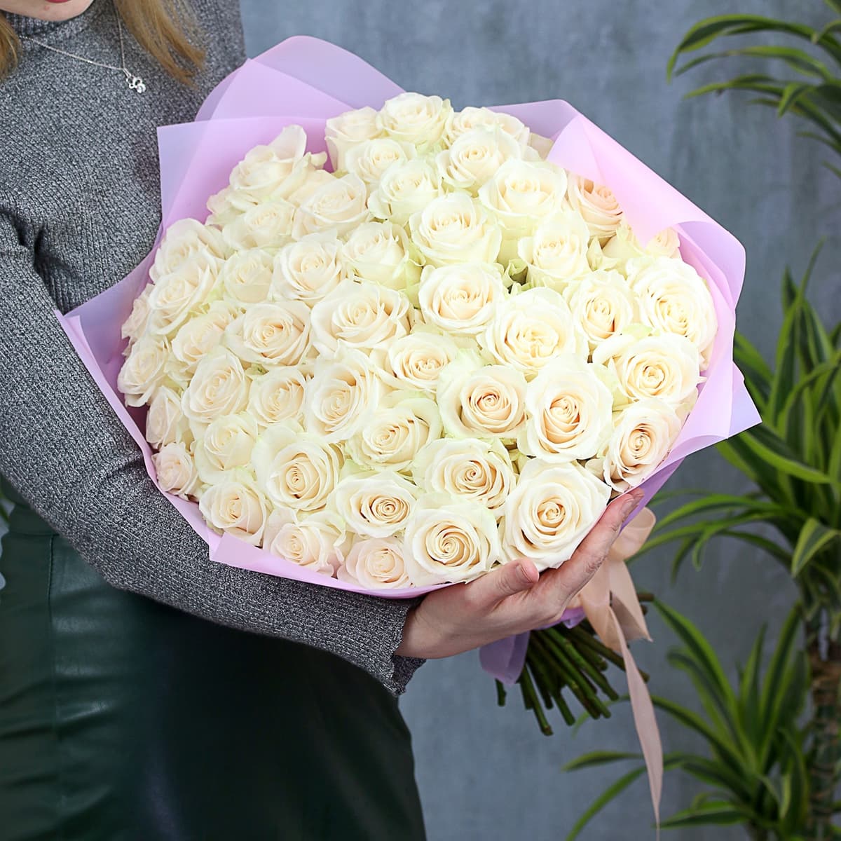 Букет из 51 белых роз в матовой бумаге 50 см