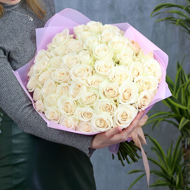 Букет из 51 белых роз в матовой бумаге 50 см Букет из 51 белых роз в матовой бумаге 50 см