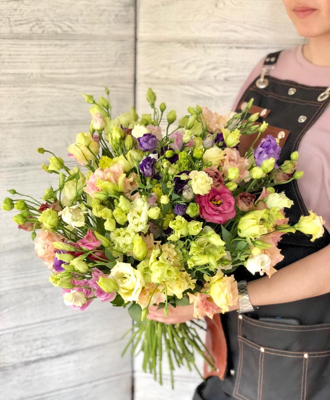 Нежный букет из 51 эустомы