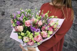 Шикарный букет из 51 Эустомы в матовой бумаге