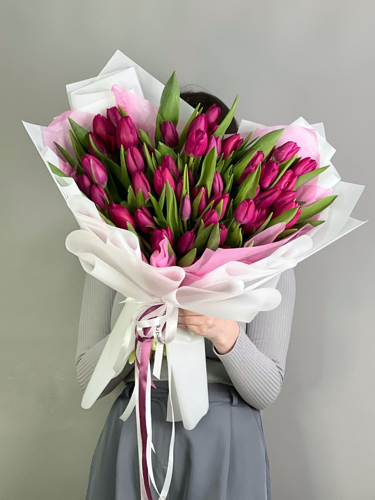 Букет из 51 фиолетового тюльпана в фирменной упаковке