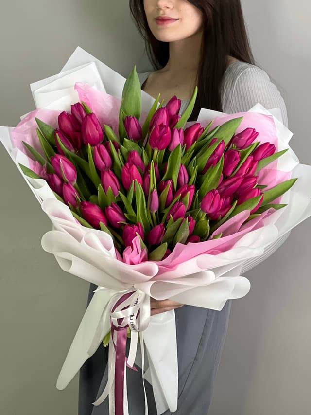 Букет из 51 фиолетового тюльпана в фирменной упаковке Букет из 51 фиолетового тюльпана в фирменной упаковке