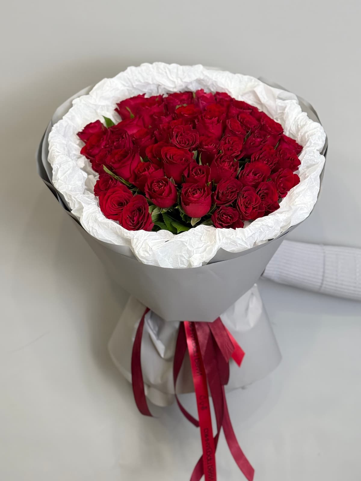 Букет из 51 красной розы Кения 35-40 см в фирменной упаковке