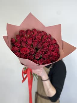 Красивый букет из 51 красных роз Кения 35-40см в матовом