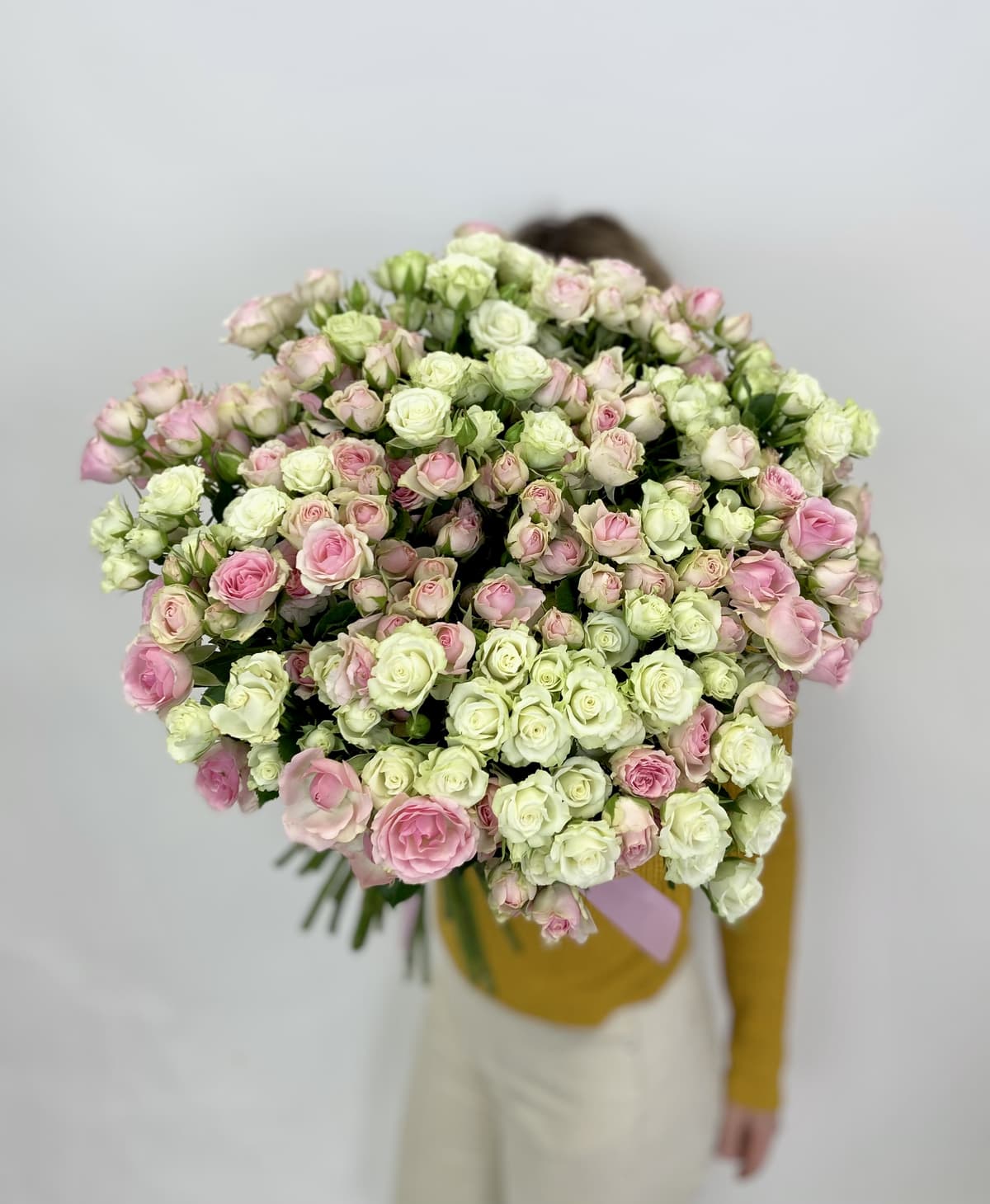 Букет из 51 кустовой розы микс