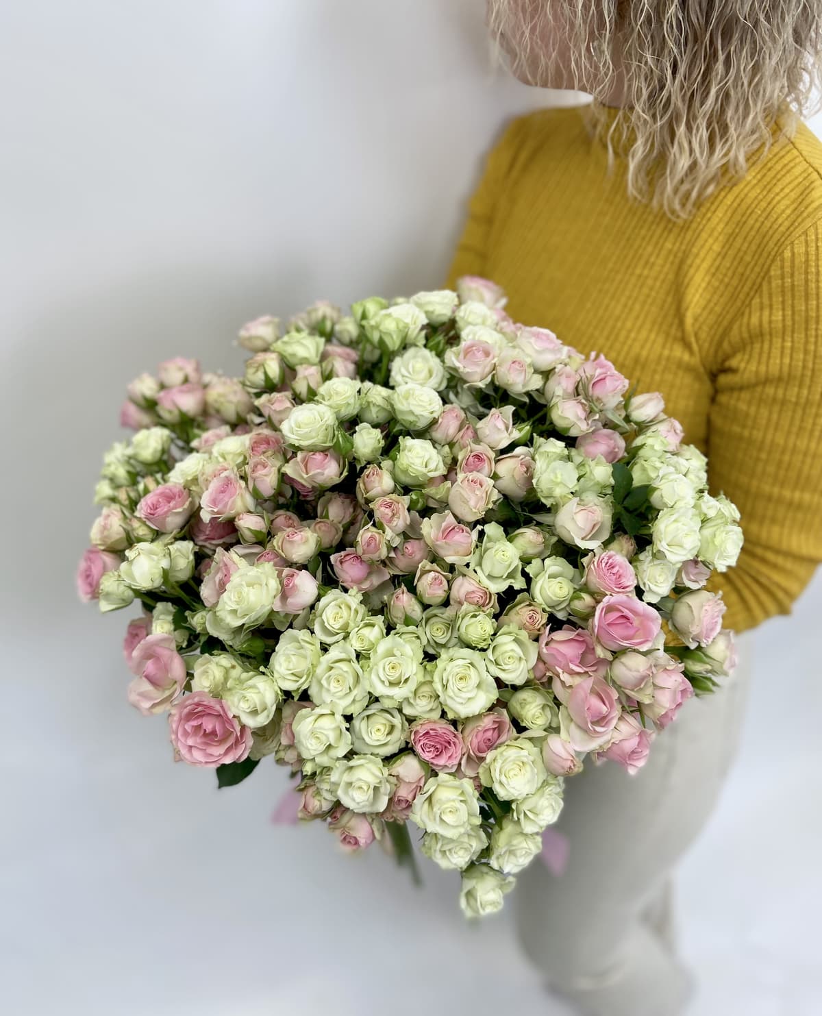 Букет из 51 кустовой розы микс