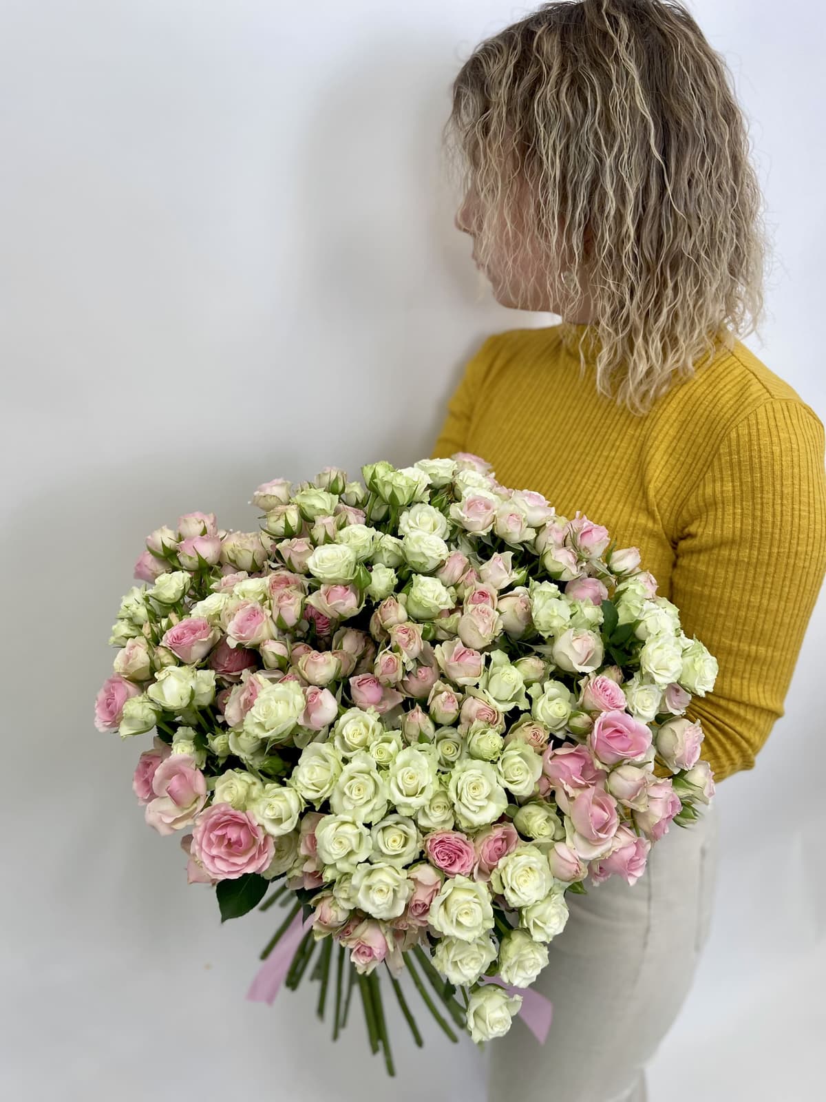 Букет из 51 кустовой розы микс