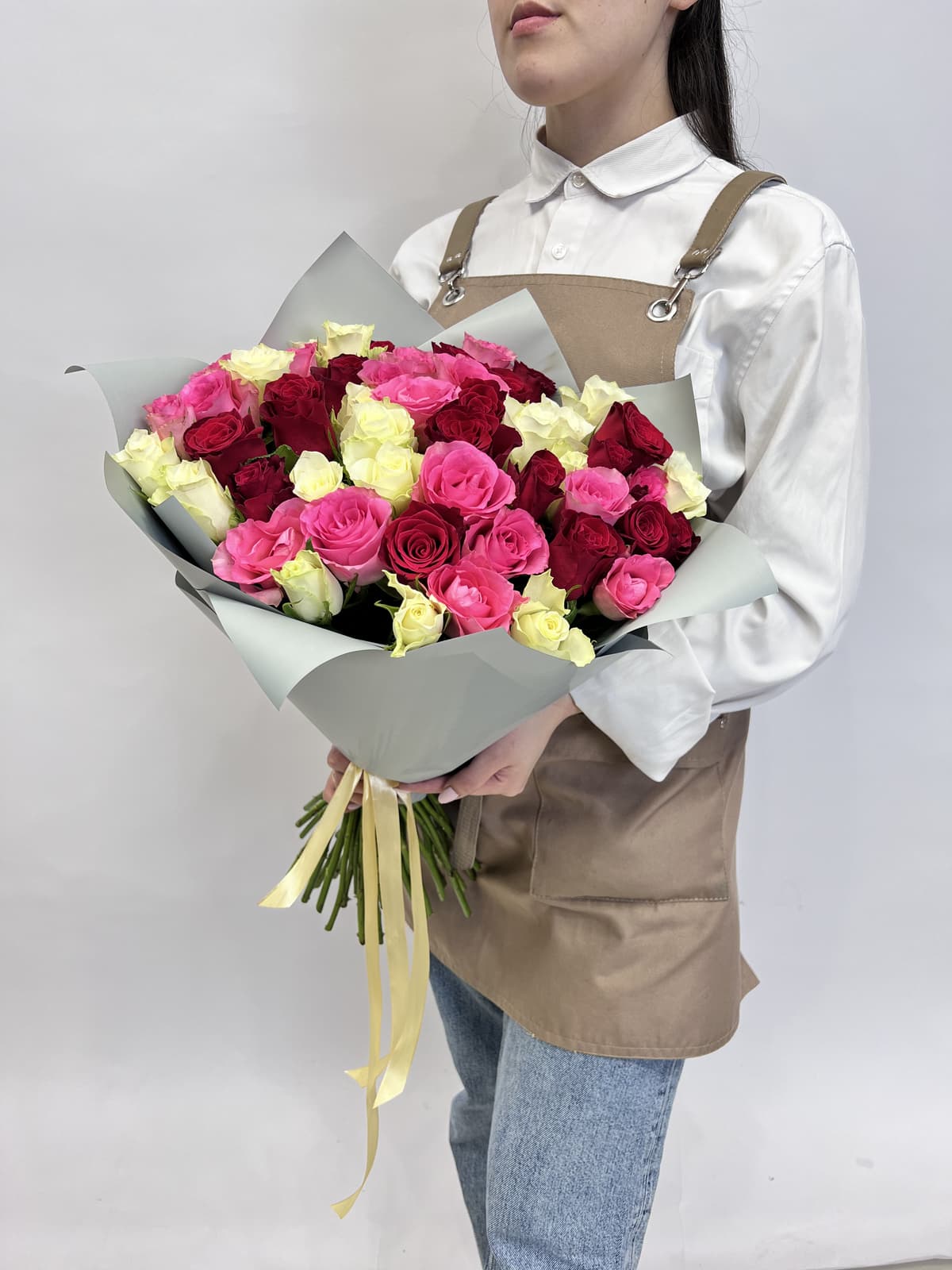 Стильный букет из 51 микс роз стандарт 50 см в оформлении