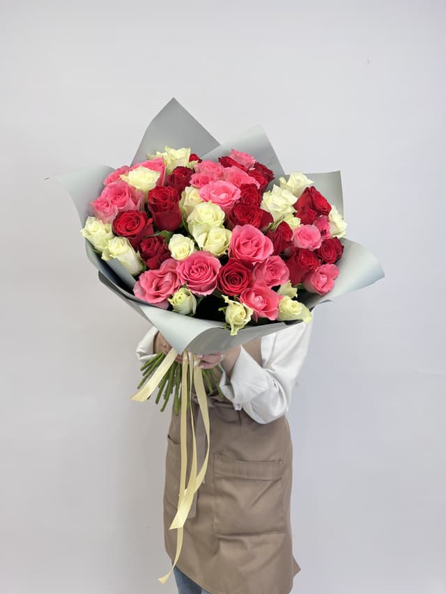 Стильный букет из 51 микс роз стандарт 50 см в оформлении Стильный букет из 51 микс роз стандарт 50 см в оформлении