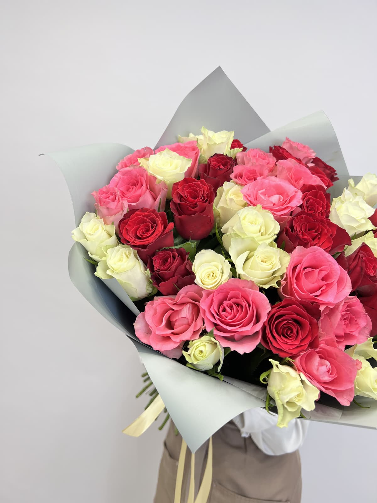 Стильный букет из 51 микс роз стандарт 50 см в оформлении