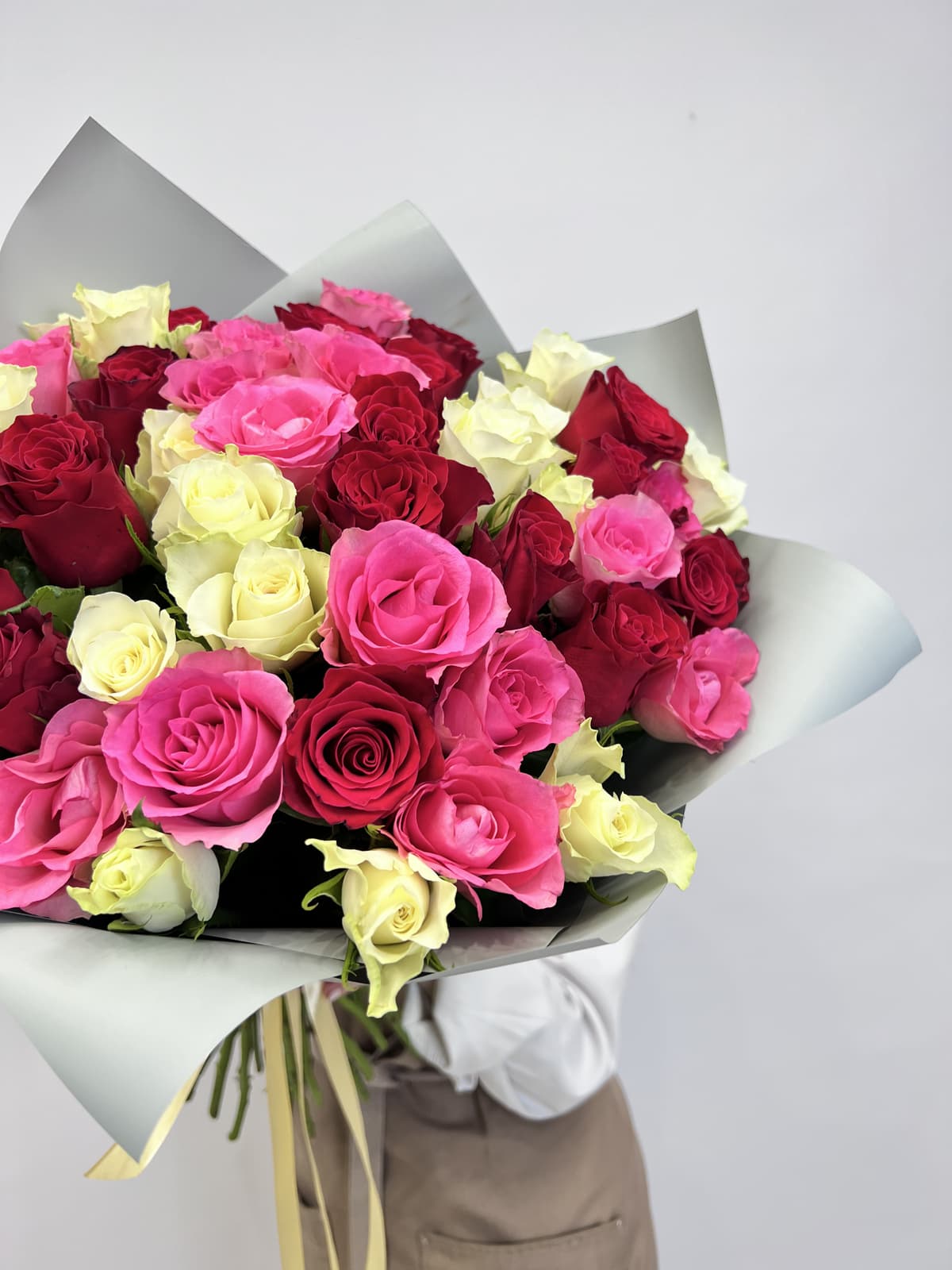Стильный букет из 51 микс роз стандарт 50 см в оформлении