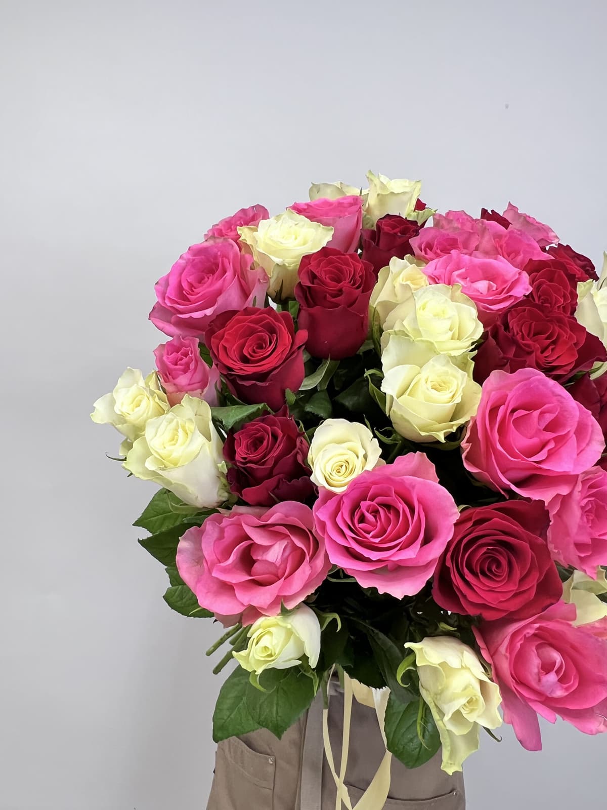 Весенний букет из 51 микс роз стандарт 50 см