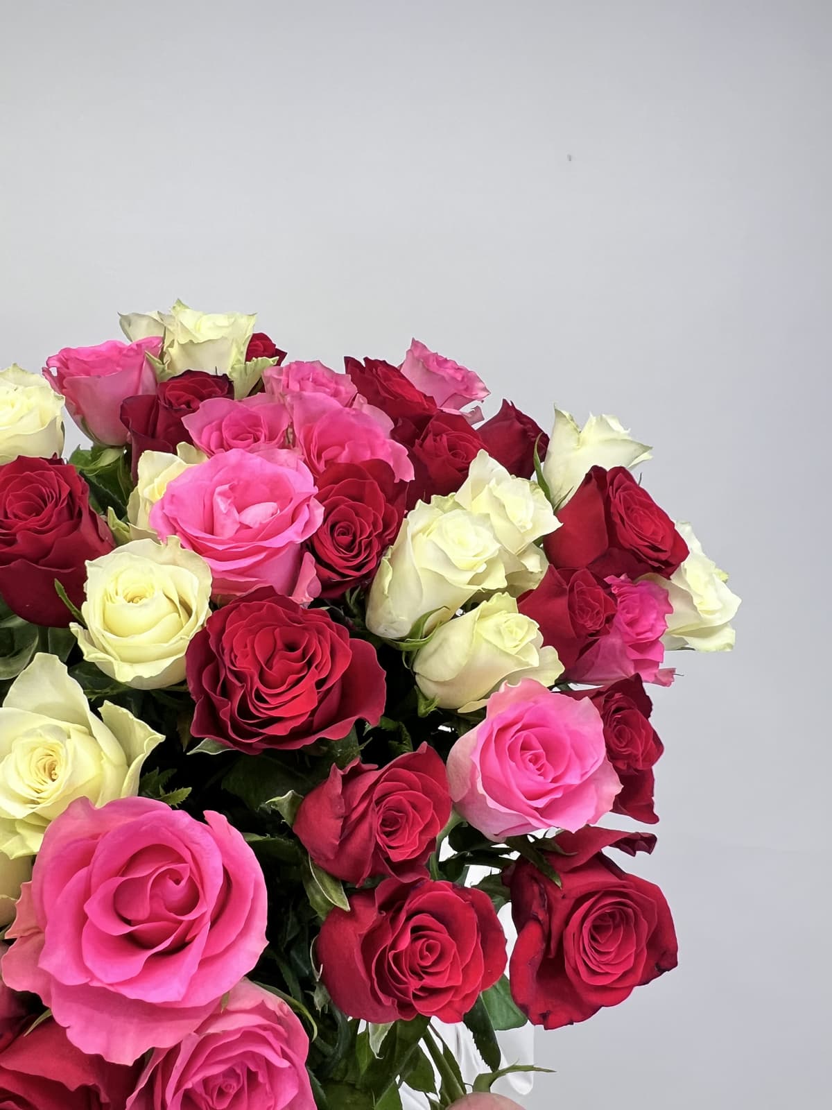 Весенний букет из 51 микс роз стандарт 50 см