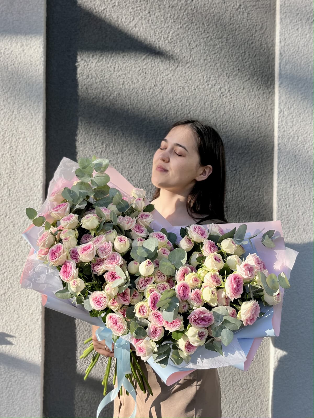 Дизайнерский букет из 51 пионовидной кустовой розы Gelato с эвкалиптом