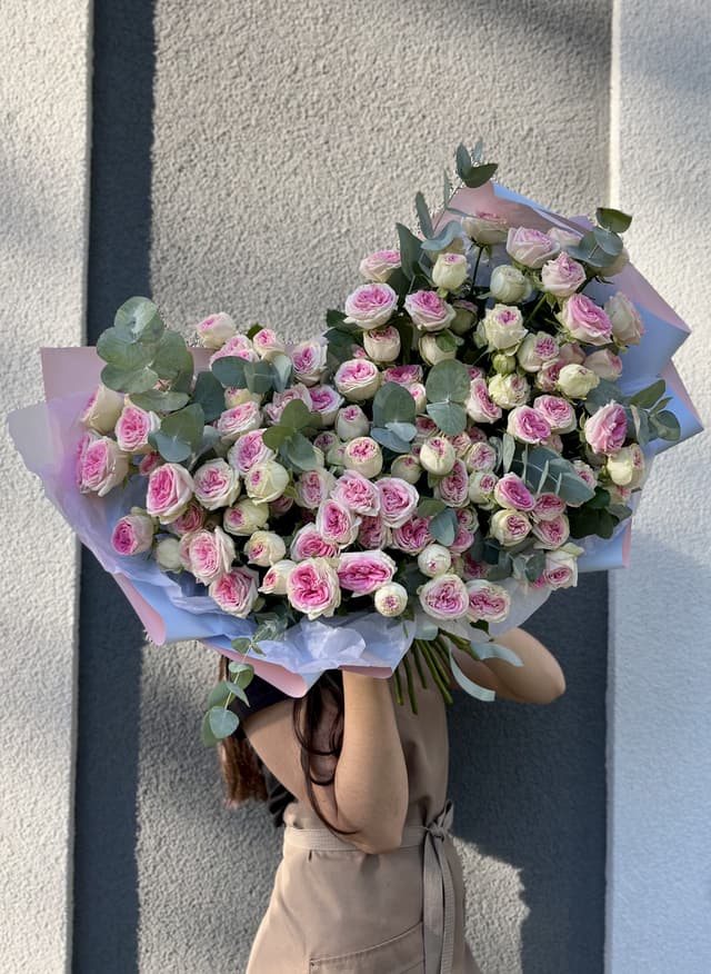 Дизайнерский букет из 51 пионовидной кустовой розы Gelato с эвкалиптом Дизайнерский букет из 51 пионовидной кустовой розы Gelato с эвкалиптом