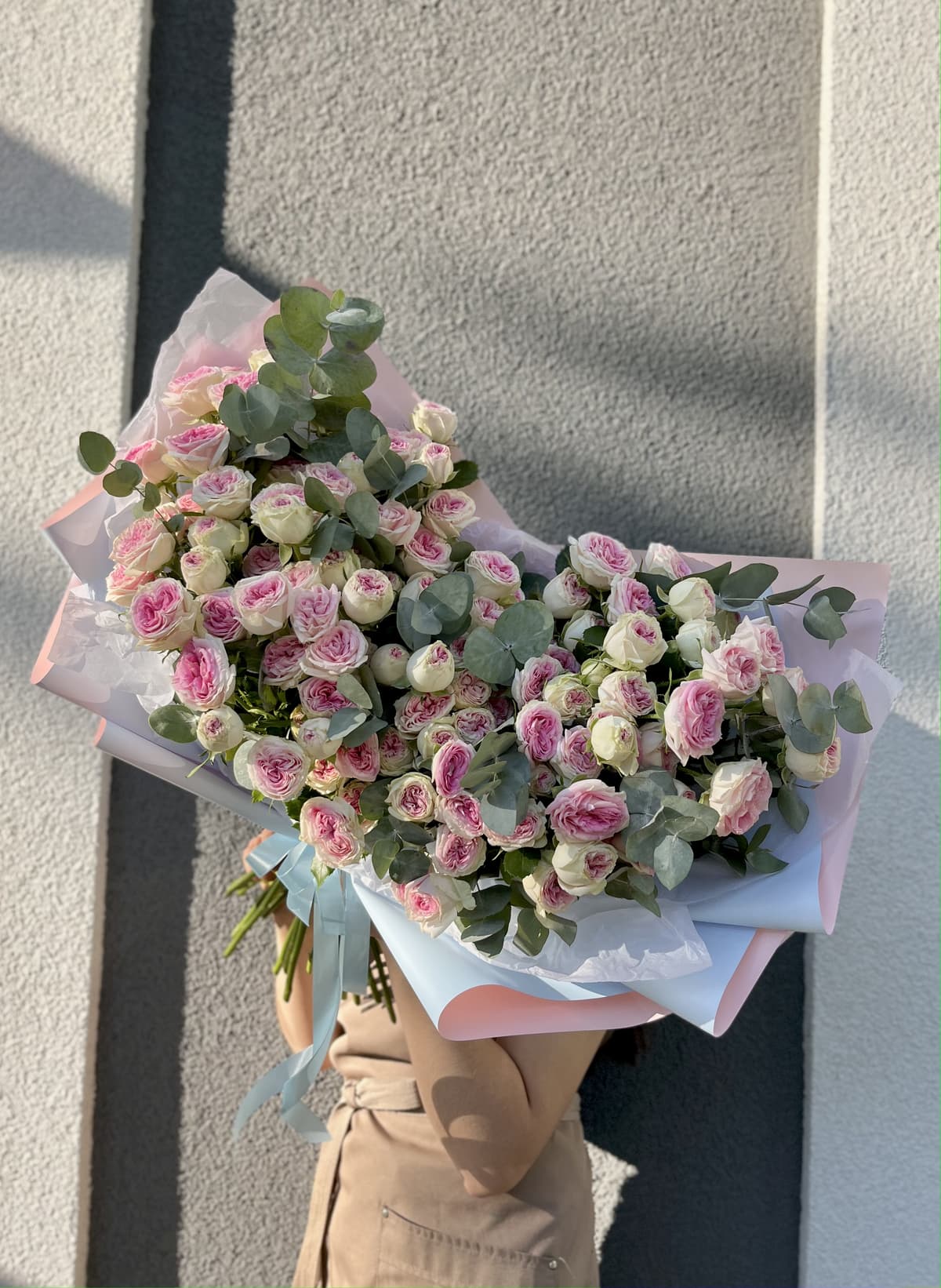 Дизайнерский букет из 51 пионовидной кустовой розы Gelato с эвкалиптом